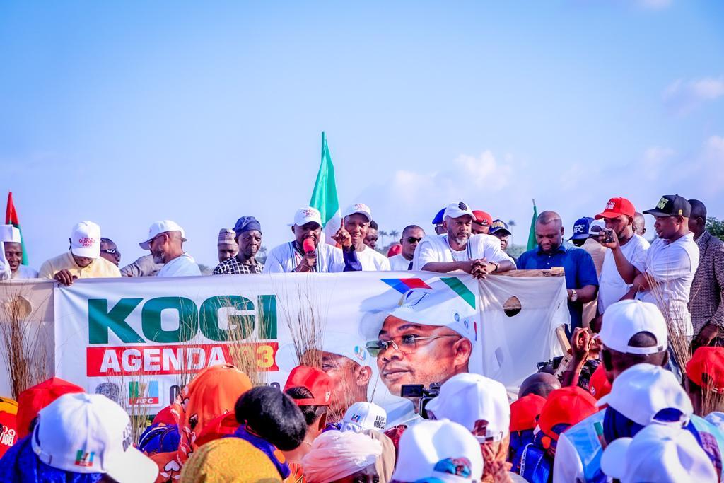 Kogi Dep Gov. Onoja, Receives former PDP Guber Aspirant, Scores of Decampees into APC in Olamaboro